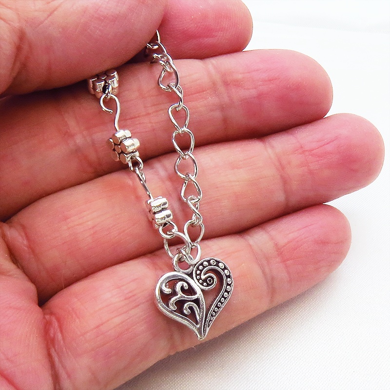 シルバーカラーの小さな花柄のメタルビーズの連なったリーフモチーフのブレスレット アジャスター付