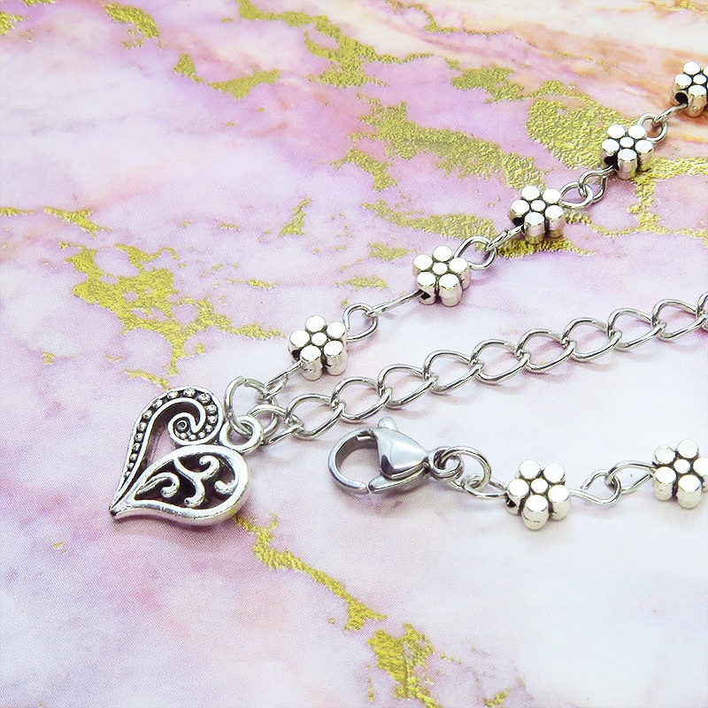 シルバーカラーの小さな花柄のメタルビーズの連なったリーフモチーフのブレスレット アジャスター付