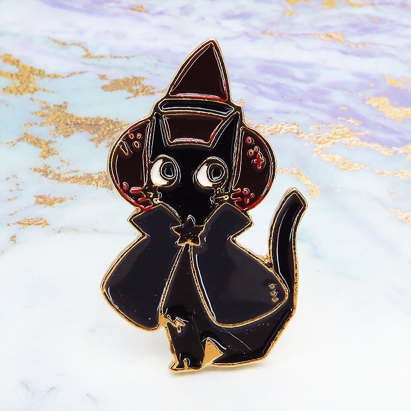 三角帽子をかぶった魔法使いの黒猫の可愛いピンバッジ