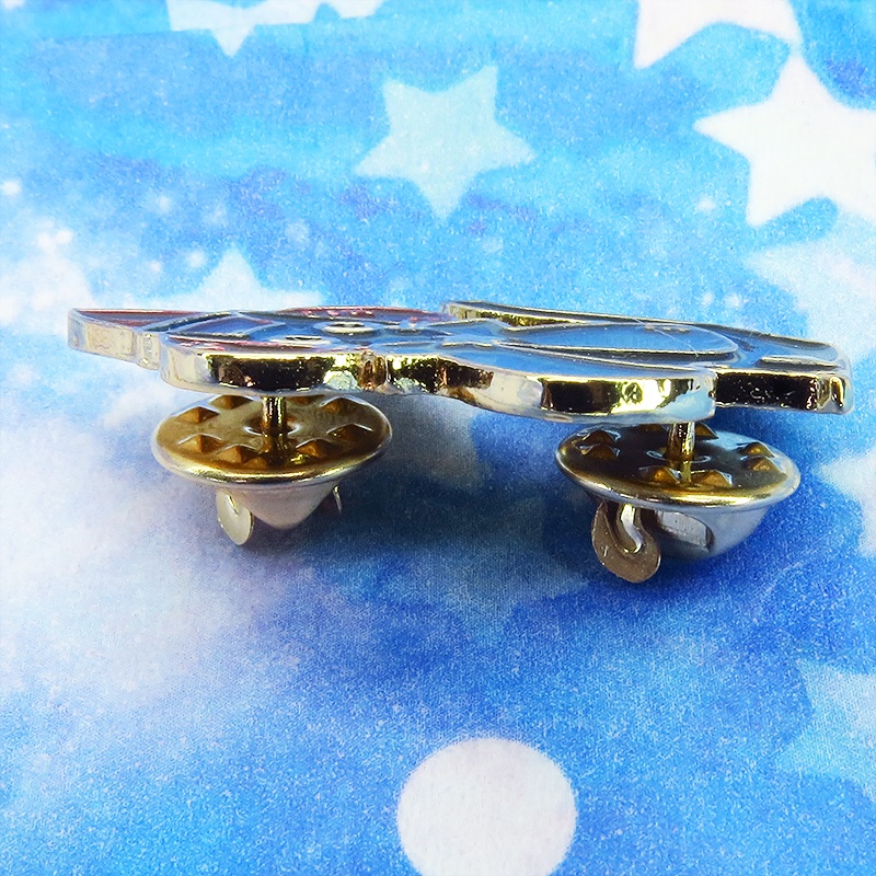 三角帽子をかぶった魔法使いの黒猫の可愛いピンバッジ