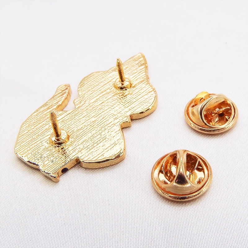 三角帽子をかぶった魔法使いの黒猫の可愛いピンバッジ