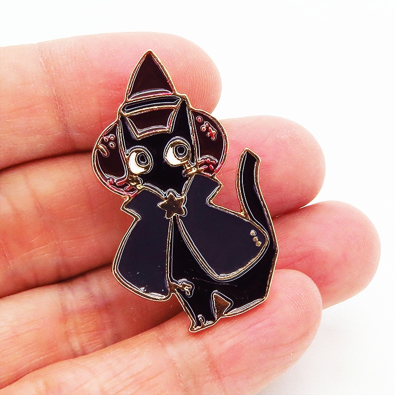 三角帽子をかぶった魔法使いの黒猫の可愛いピンバッジ