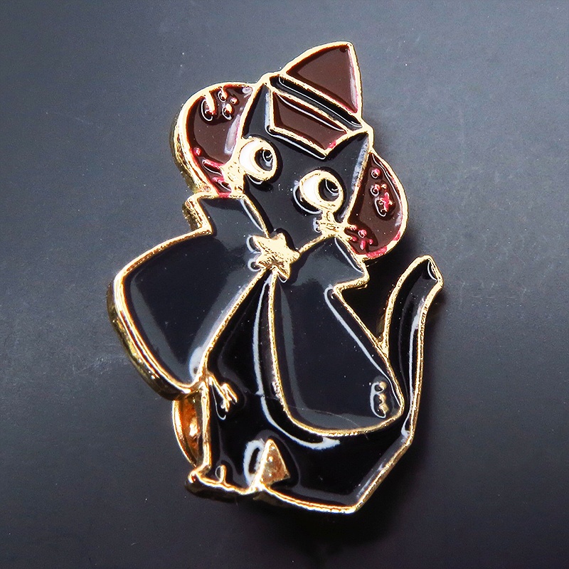 三角帽子をかぶった魔法使いの黒猫の可愛いピンバッジ