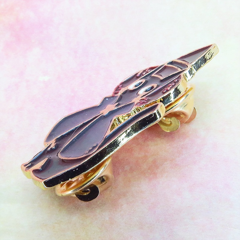 三角帽子をかぶった魔法使いの黒猫の可愛いピンバッジ