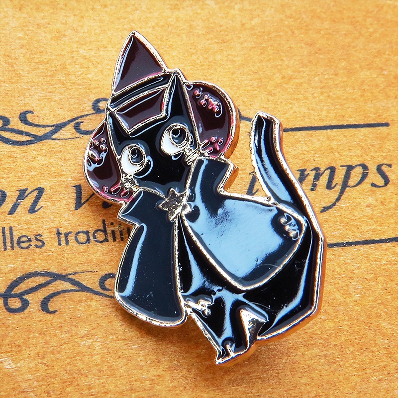 三角帽子をかぶった魔法使いの黒猫の可愛いピンバッジ