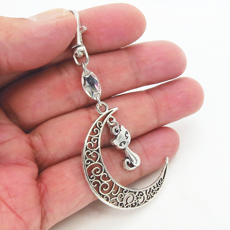 アンティークシルバーの猫モチーフと透かし三日月のキーホルダー スワロフスキー・クリスタル(クリア)