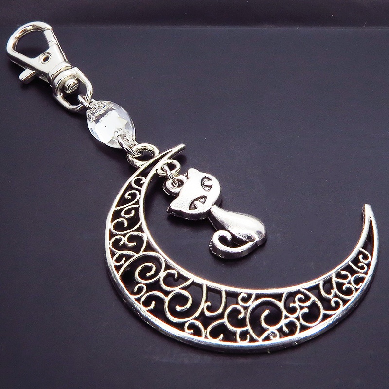 アンティークシルバーの猫モチーフと透かし三日月のキーホルダー スワロフスキー・クリスタル(クリア)