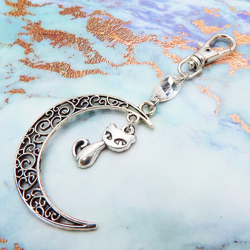 アンティークシルバーの猫モチーフと透かし三日月のキーホルダー スワロフスキー・クリスタル(クリア)