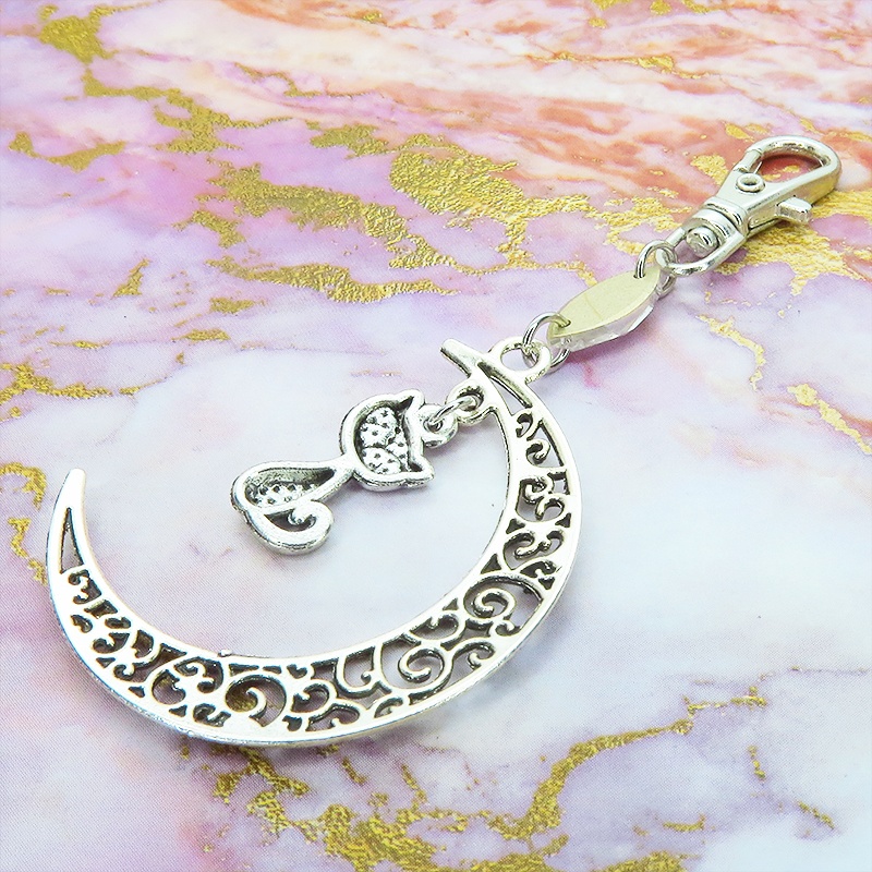 アンティークシルバーの猫モチーフと透かし三日月のキーホルダー スワロフスキー・クリスタル(クリア)