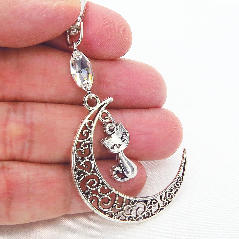 アンティークシルバーの猫モチーフと透かし三日月のキーホルダー スワロフスキー・クリスタル(クリア)