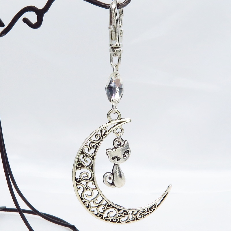 アンティークシルバーの猫モチーフと透かし三日月のキーホルダー スワロフスキー・クリスタル(クリア)