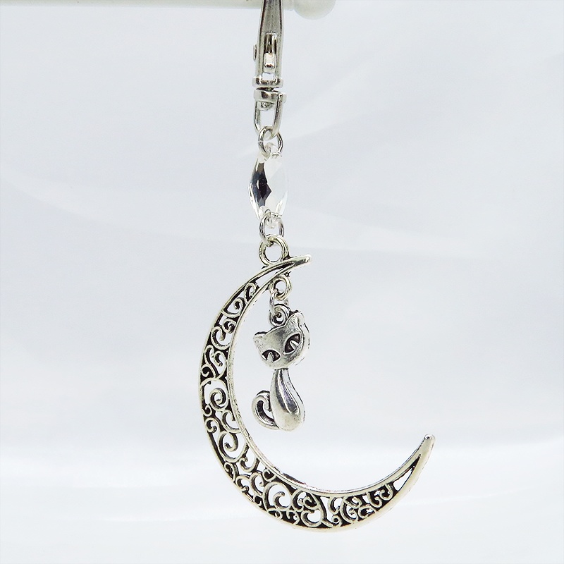 アンティークシルバーの猫モチーフと透かし三日月のキーホルダー スワロフスキー・クリスタル(クリア)