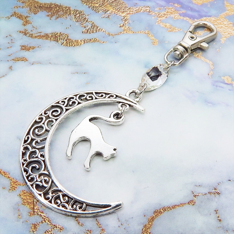 アンティークシルバーの跳ね猫モチーフと透かし三日月のキーホルダー スワロフスキー・クリスタル(クリア)