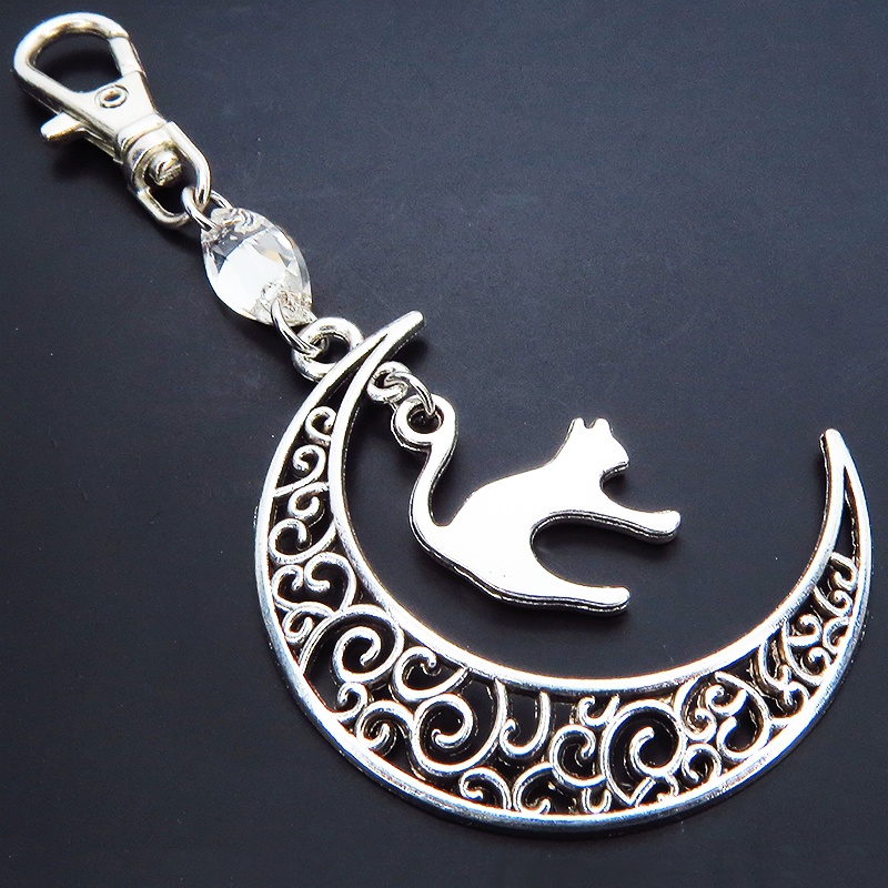 アンティークシルバーの跳ね猫モチーフと透かし三日月のキーホルダー スワロフスキー・クリスタル(クリア)