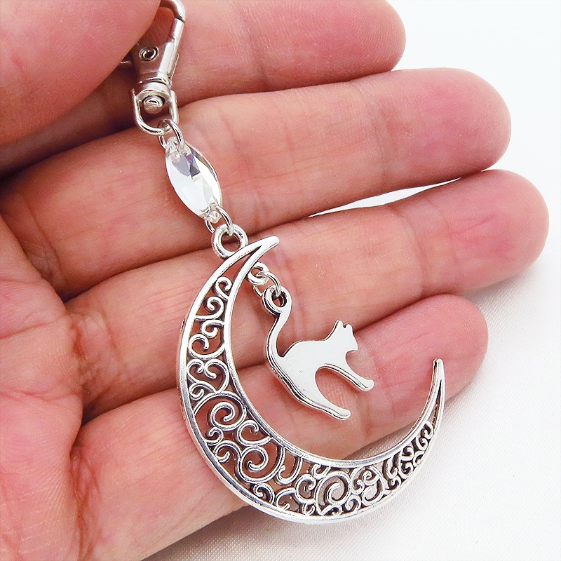 アンティークシルバーの跳ね猫モチーフと透かし三日月のキーホルダー スワロフスキー・クリスタル(クリア)