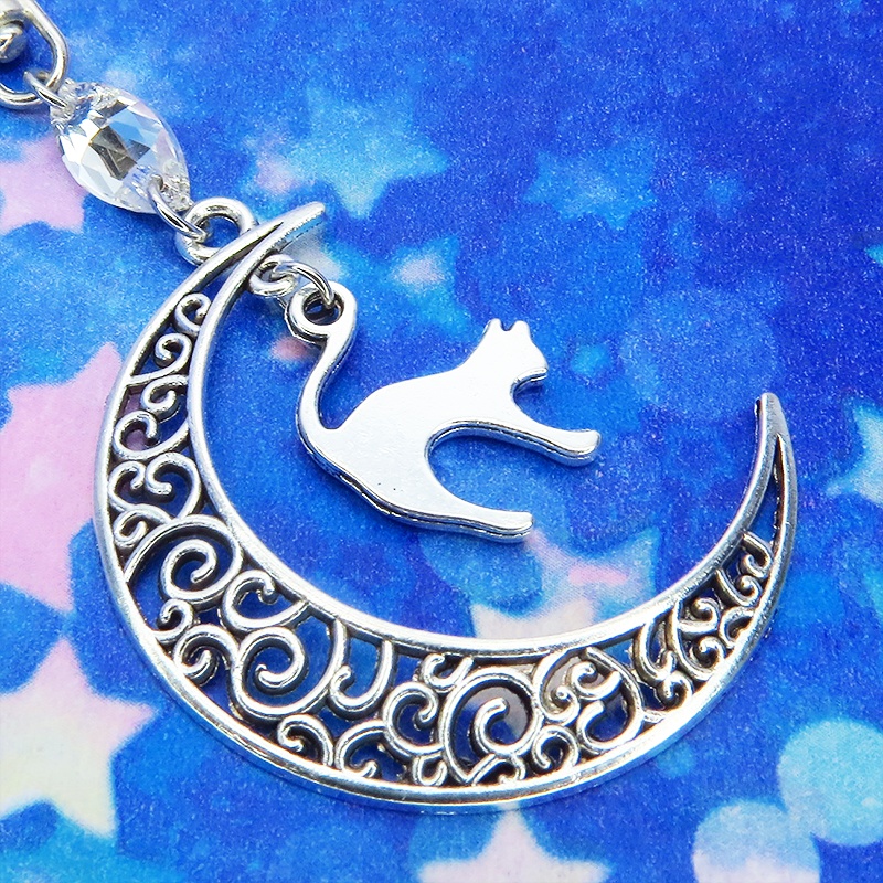 アンティークシルバーの跳ね猫モチーフと透かし三日月のキーホルダー スワロフスキー・クリスタル(クリア)