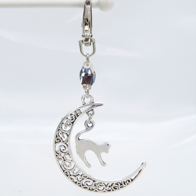 アンティークシルバーの跳ね猫モチーフと透かし三日月のキーホルダー スワロフスキー・クリスタル(クリア)
