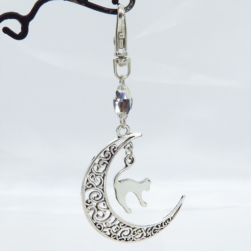 アンティークシルバーの跳ね猫モチーフと透かし三日月のキーホルダー スワロフスキー・クリスタル(クリア)