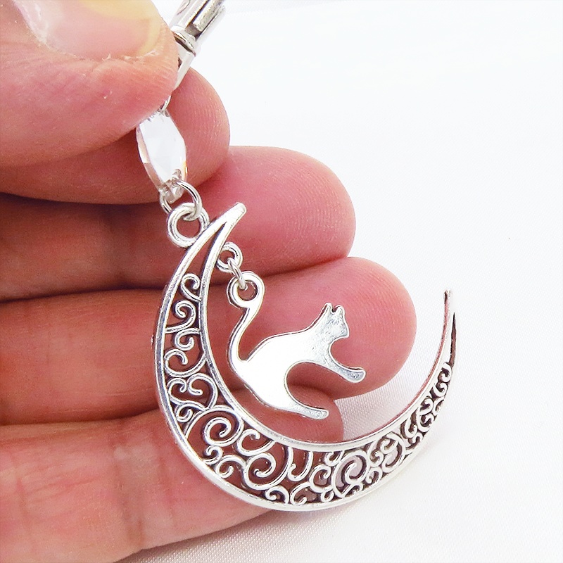 アンティークシルバーの跳ね猫モチーフと透かし三日月のキーホルダー スワロフスキー・クリスタル(クリア)