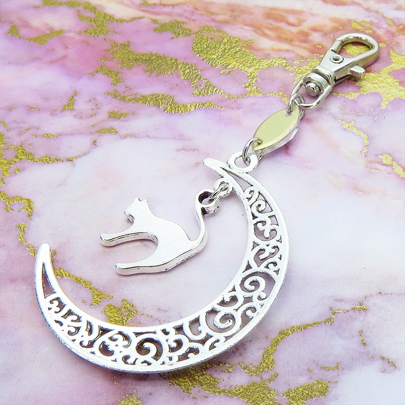 アンティークシルバーの跳ね猫モチーフと透かし三日月のキーホルダー スワロフスキー・クリスタル(クリア)