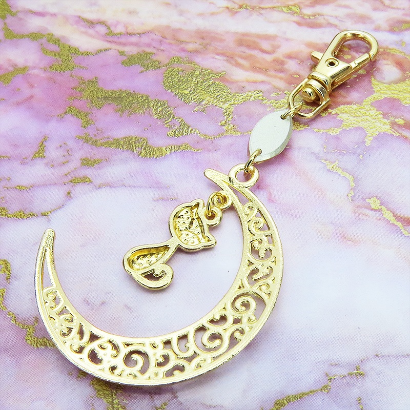 マットゴールドの猫モチーフと透かし三日月のキーホルダー スワロフスキー・クリスタル(ゴールドシャドー)