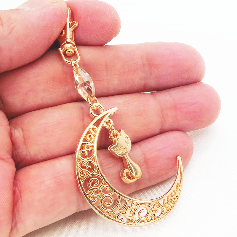 マットゴールドの猫モチーフと透かし三日月のキーホルダー スワロフスキー・クリスタル(ゴールドシャドー)