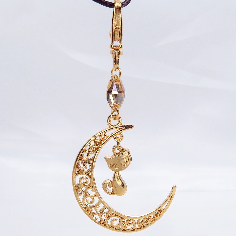 マットゴールドの猫モチーフと透かし三日月のキーホルダー スワロフスキー・クリスタル(ゴールドシャドー)