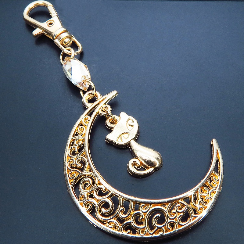 マットゴールドの猫モチーフと透かし三日月のキーホルダー スワロフスキー・クリスタル(ゴールドシャドー)