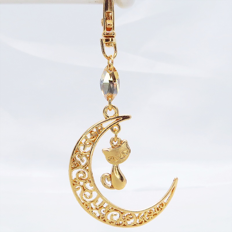 マットゴールドの猫モチーフと透かし三日月のキーホルダー スワロフスキー・クリスタル(ゴールドシャドー)