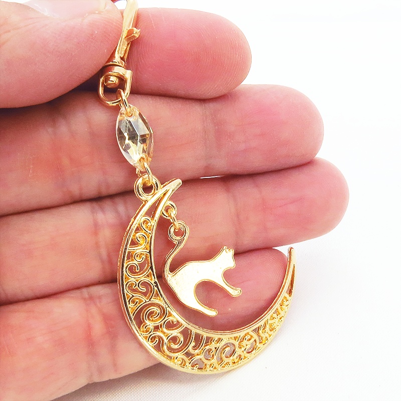マットゴールドの跳ね猫モチーフと透かし三日月のキーホルダー スワロフスキー・クリスタル(ゴールドシャドー)