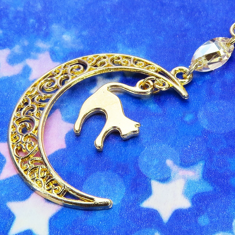 マットゴールドの跳ね猫モチーフと透かし三日月のキーホルダー スワロフスキー・クリスタル(ゴールドシャドー)