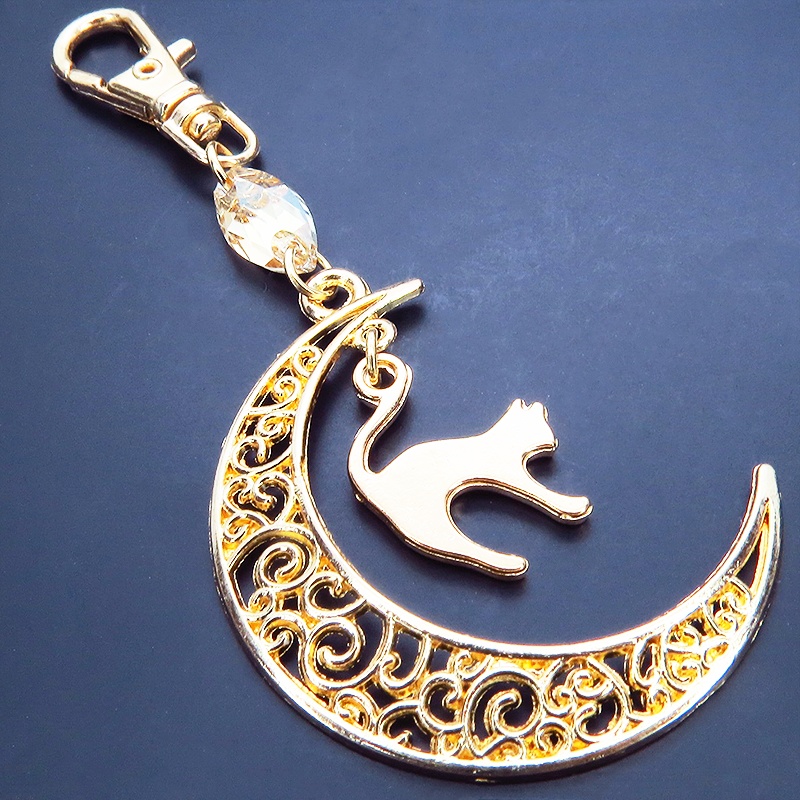 マットゴールドの跳ね猫モチーフと透かし三日月のキーホルダー スワロフスキー・クリスタル(ゴールドシャドー)