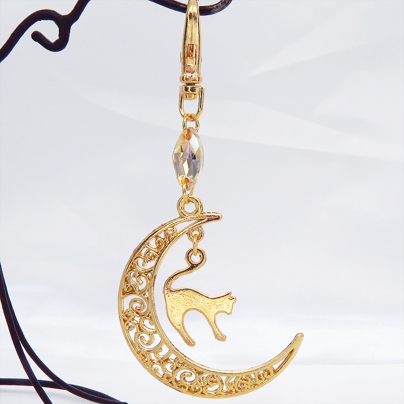 マットゴールドの跳ね猫モチーフと透かし三日月のキーホルダー スワロフスキー・クリスタル(ゴールドシャドー)