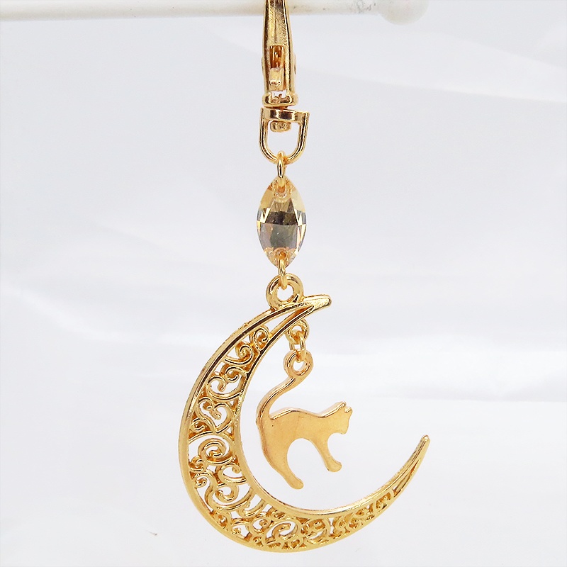マットゴールドの跳ね猫モチーフと透かし三日月のキーホルダー スワロフスキー・クリスタル(ゴールドシャドー)