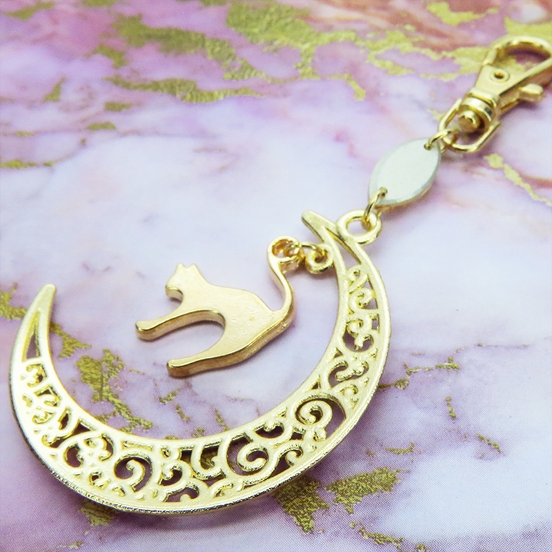 マットゴールドの跳ね猫モチーフと透かし三日月のキーホルダー スワロフスキー・クリスタル(ゴールドシャドー)