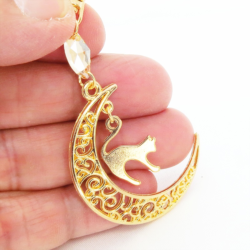 マットゴールドの跳ね猫モチーフと透かし三日月のキーホルダー スワロフスキー・クリスタル(ゴールドシャドー)