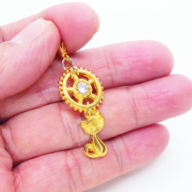 マスクチャーム 猫と大きめ歯車のチャーム ゴールドカラー スワロフスキー(クリアカラー) キーホルダー ペンダント