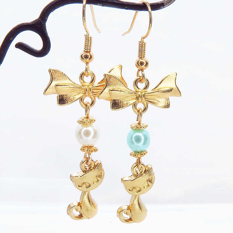 猫とリボンのモチーフにパールビーズ(ホワイト・アクア)のピアス マットゴールド