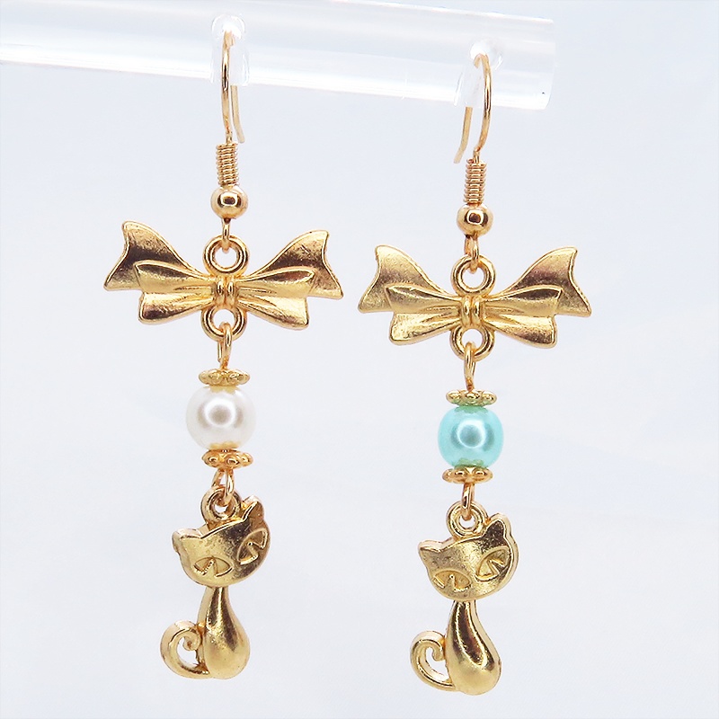 猫とリボンのモチーフにパールビーズ(ホワイト・アクア)のピアス マットゴールド