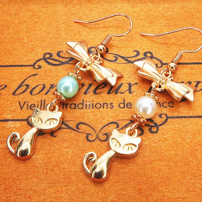 猫とリボンのモチーフにパールビーズ(ホワイト・アクア)のピアス マットゴールド