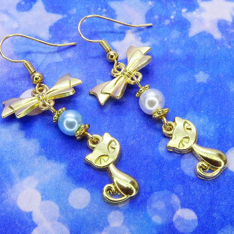 猫とリボンのモチーフにパールビーズ(ホワイト・アクア)のピアス マットゴールド