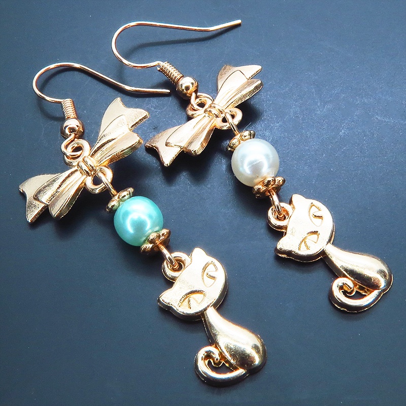 猫とリボンのモチーフにパールビーズ(ホワイト・アクア)のピアス マットゴールド