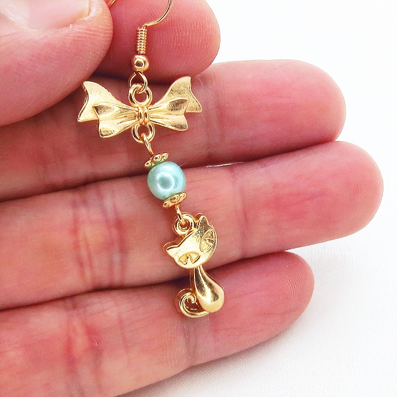 猫とリボンのモチーフにパールビーズ(ホワイト・アクア)のピアス マットゴールド