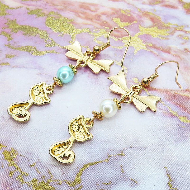 猫とリボンのモチーフにパールビーズ(ホワイト・アクア)のピアス マットゴールド