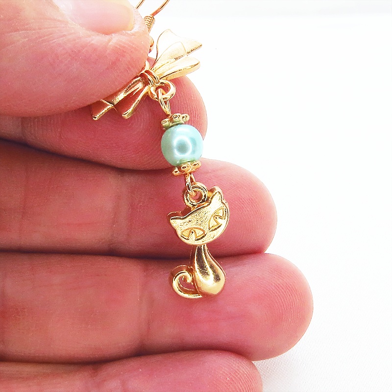 猫とリボンのモチーフにパールビーズ(ホワイト・アクア)のピアス マットゴールド