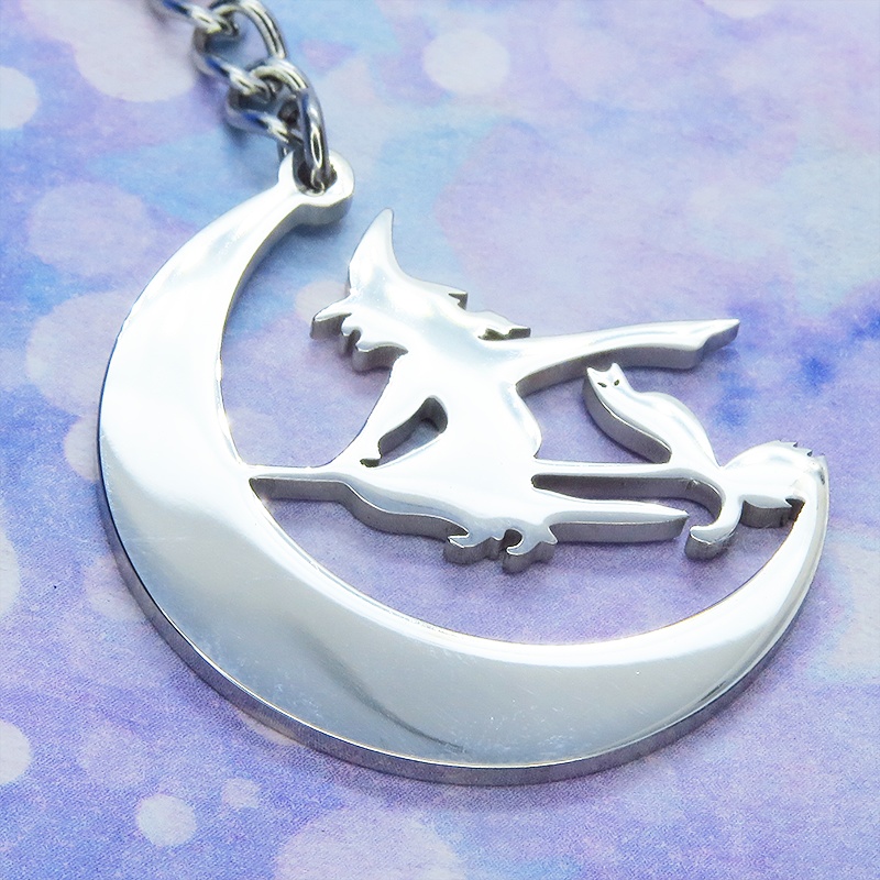 ステンレス製 ホウキにまたがる魔女と猫と三日月のキーホルダー シルバーカラー バッグチャーム 魔法使い 猫 シルエット