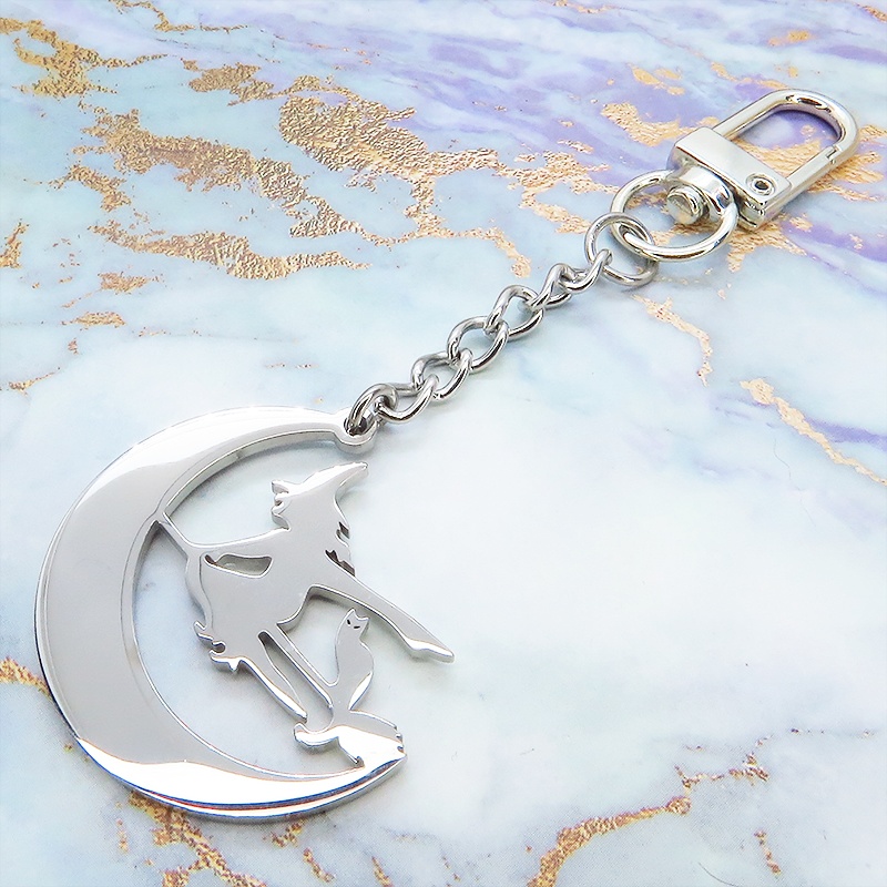 ステンレス製 ホウキにまたがる魔女と猫と三日月のキーホルダー シルバーカラー バッグチャーム 魔法使い 猫 シルエット