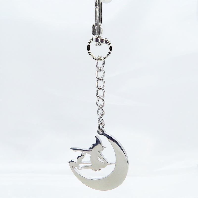 ステンレス製 ホウキにまたがる魔女と猫と三日月のキーホルダー シルバーカラー バッグチャーム 魔法使い 猫 シルエット