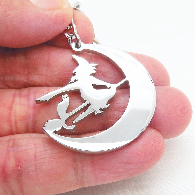 ステンレス製 ホウキにまたがる魔女と猫と三日月のキーホルダー シルバーカラー バッグチャーム 魔法使い 猫 シルエット