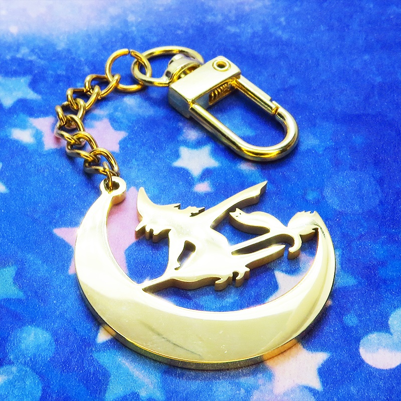 ステンレス製 ホウキにまたがる魔女と猫と三日月のキーホルダー ゴールドカラー バッグチャーム 魔法使い 猫 シルエット